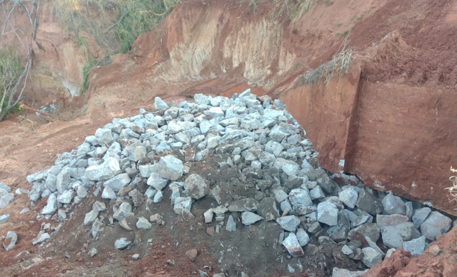 Correção de erosão na PR-492, em Tamboara