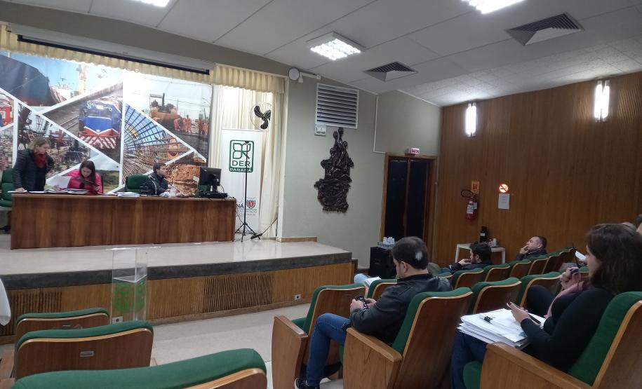 Sessão de abertura de envelopes no auditório do DER/PR