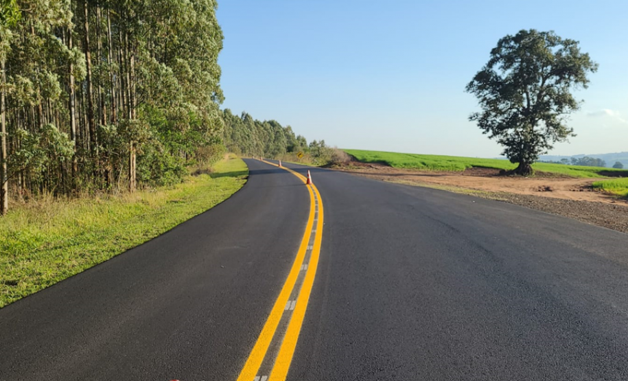 PR-422 com sinalização horizontal em andamento