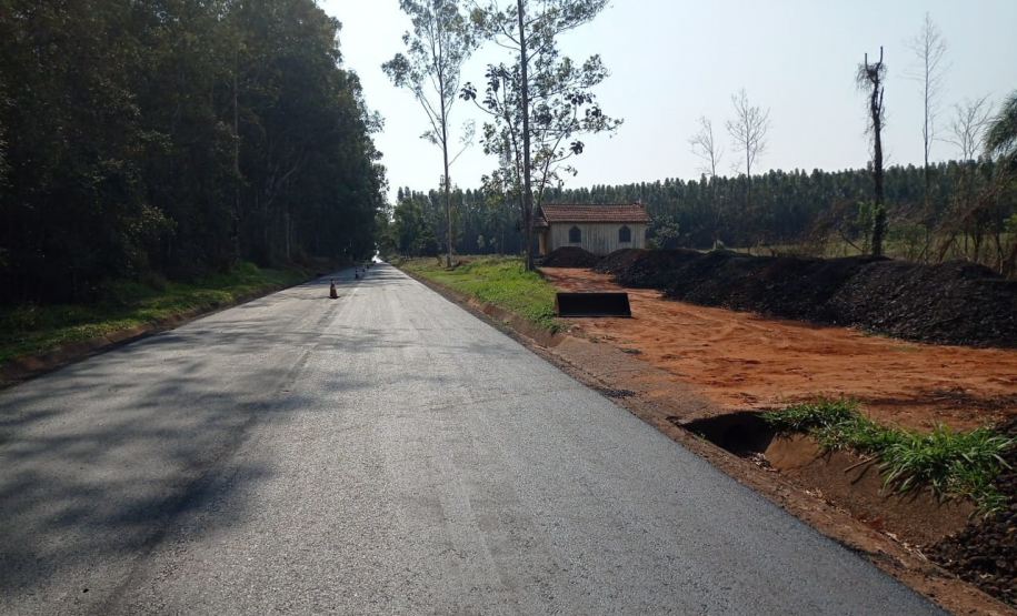 Estoque de material fresado próximo à rodovia