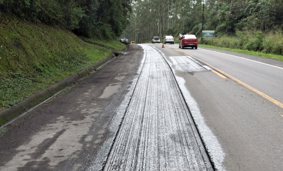 Serviços em andamento na PR-804
