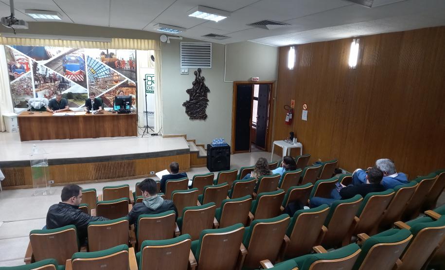 Abertura de envelopes no auditório do DER/PR
