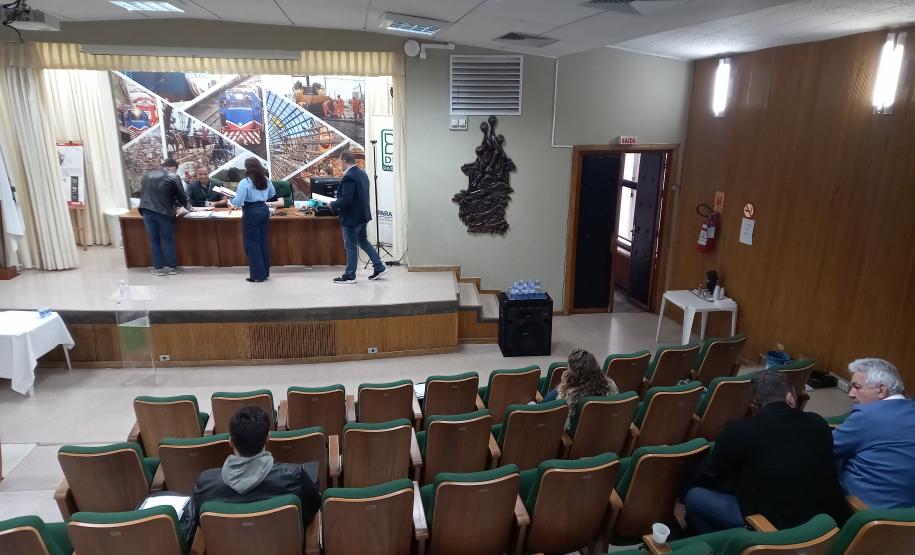 Abertura de envelopes no auditório do DER/PR