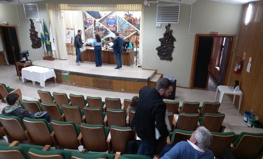 Abertura de envelopes no auditório do DER/PR