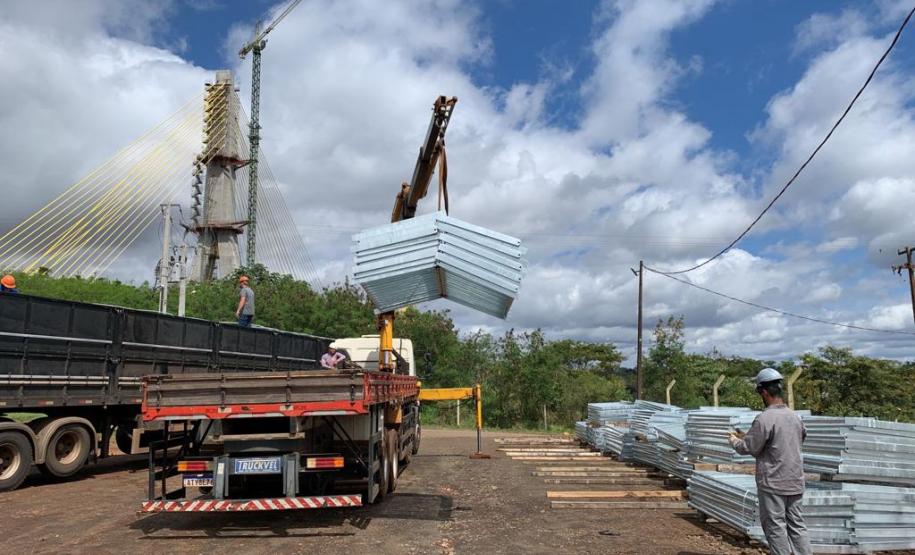 Chegada de materiais para guarda-corpo