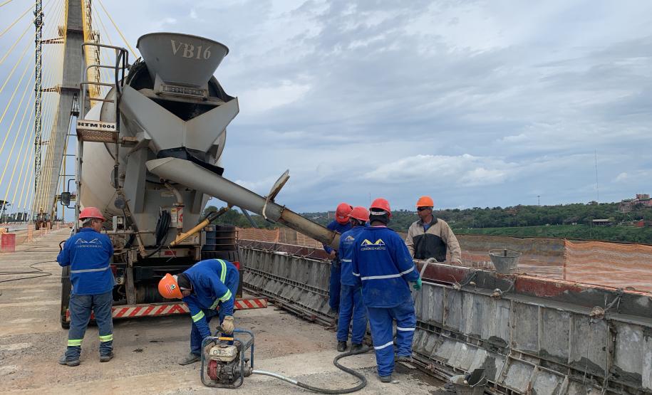 Concretagem das barreiras new jersey na ponte
