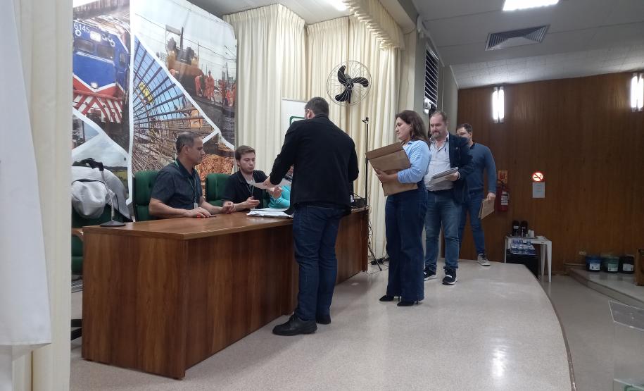 Sessão de abertura de envelopes no auditório do DER/PR