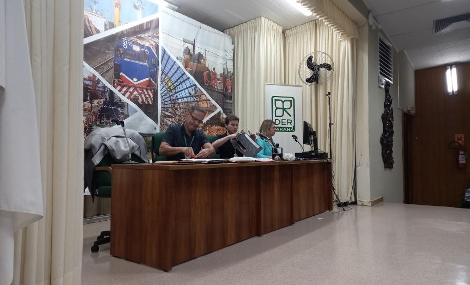 Sessão de abertura de envelopes no auditório do DER/PR