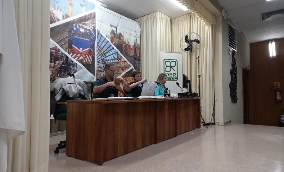 Sessão de abertura de envelopes no auditório do DER/PR