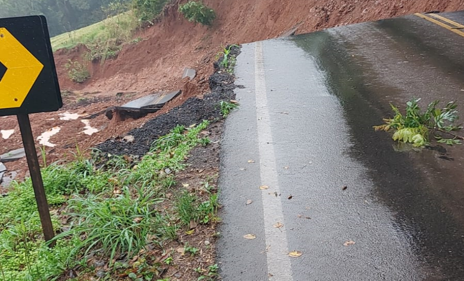 PR-182, após desmoronamento