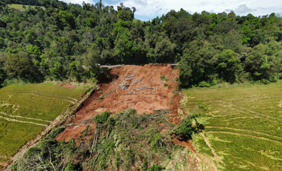 PR-182 em Salgado Filho, após deslizamento