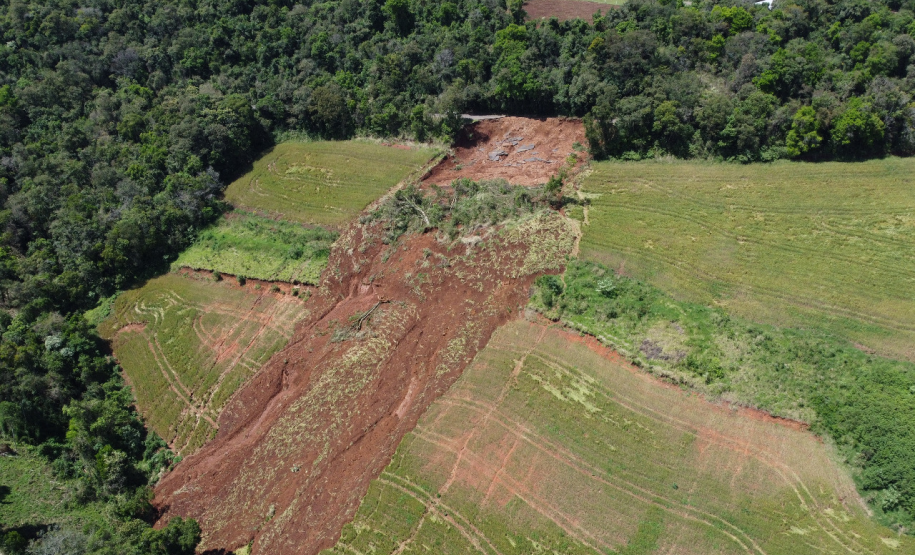 PR-182 em Salgado Filho, após deslizamento