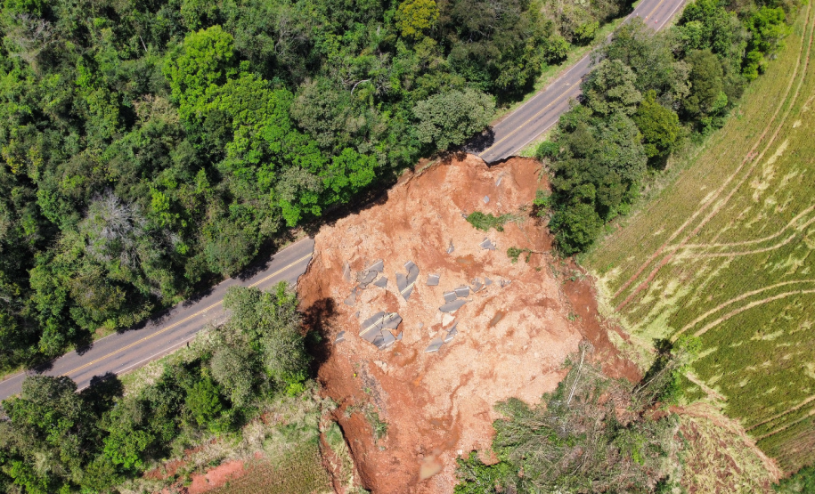 PR-182 em Salgado Filho, após deslizamento