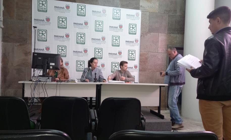 Abertura de envelopes de preços no DER/PR em Curitiba.