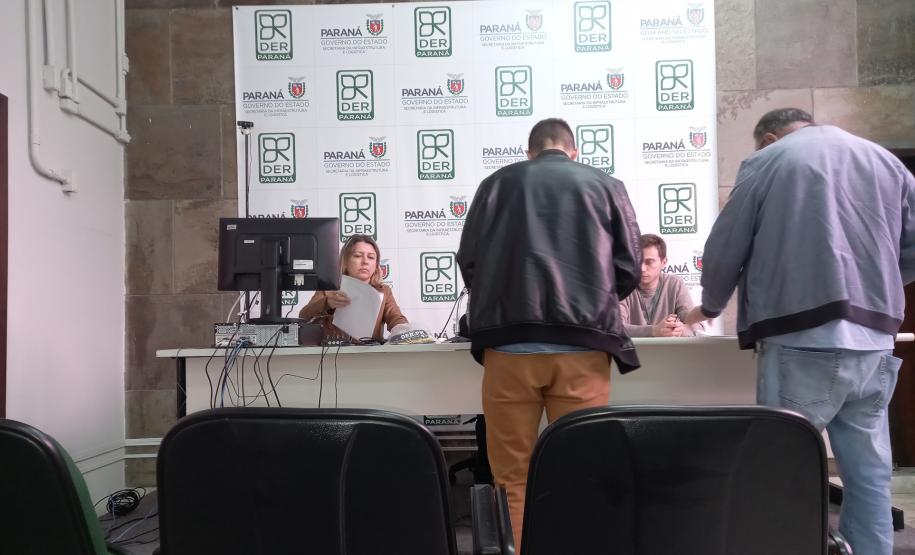 Abertura de envelopes de preços no DER/PR em Curitiba.