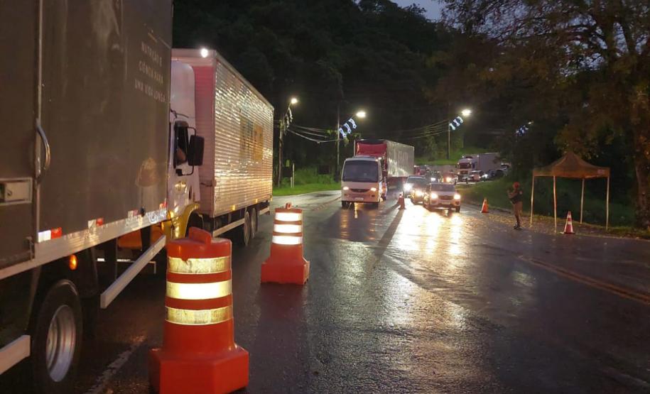 Fila de carros e caminhões no ferry boat de Guaratuba