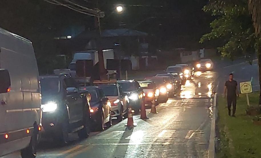 Fila de carros e caminhões no ferry boat de Guaratuba