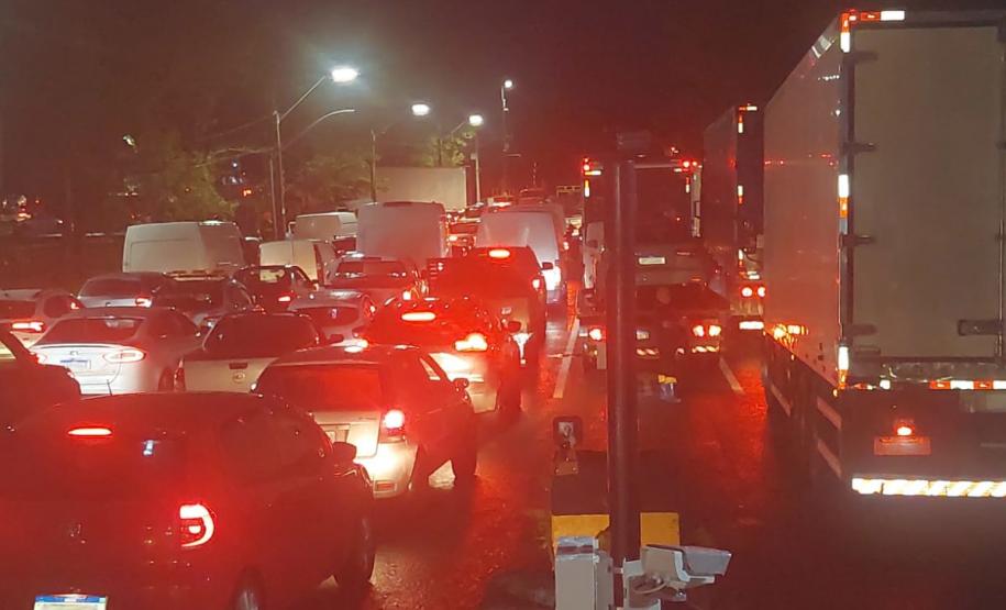 Fila de carros e caminhões no ferry boat de Guaratuba