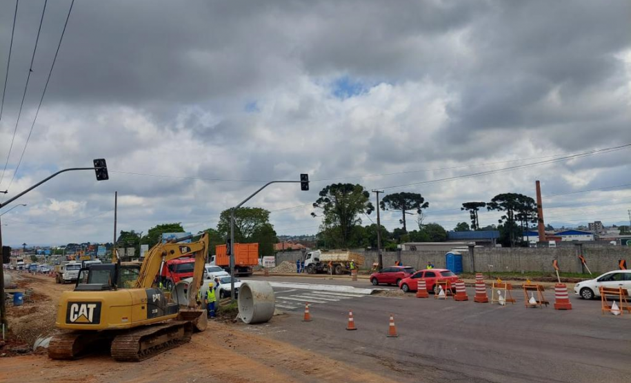 Obras do novo viaduto do Bradesco, em São José dos Pinhais