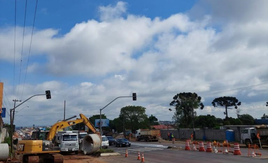 Obras do novo viaduto do Bradesco, em São José dos Pinhais
