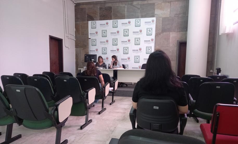 Abertura de envelopes em auditório do DER/PR em Curitiba