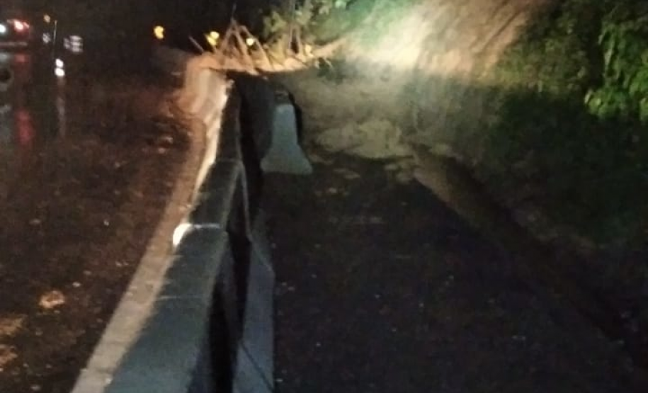 Escorregamento de terra na BR-277