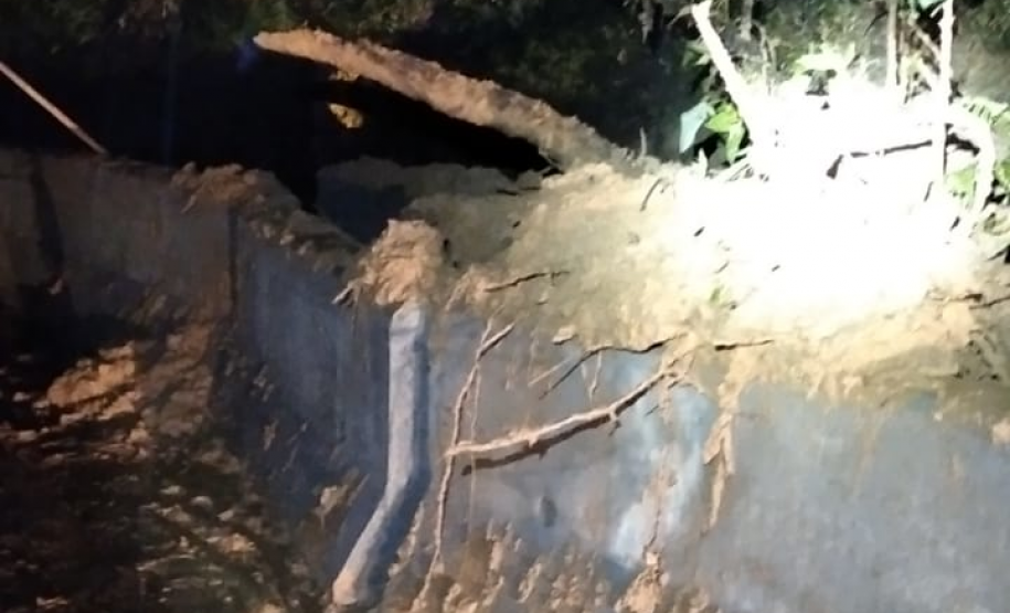 Escorregamento de terra na BR-277