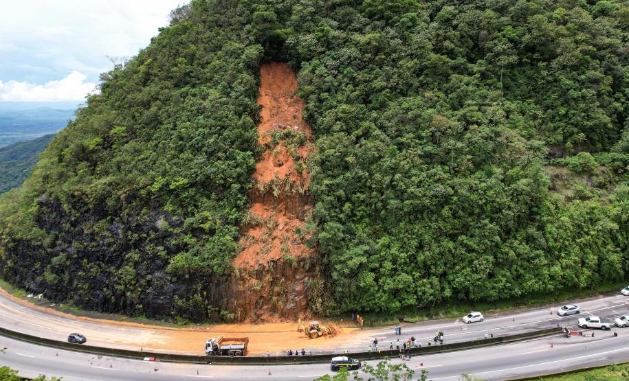 Deslizamento de terra na BR-277 Litoral