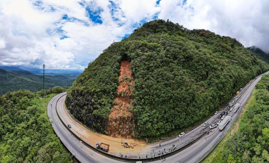 Deslizamento de terra na BR-277 Litoral