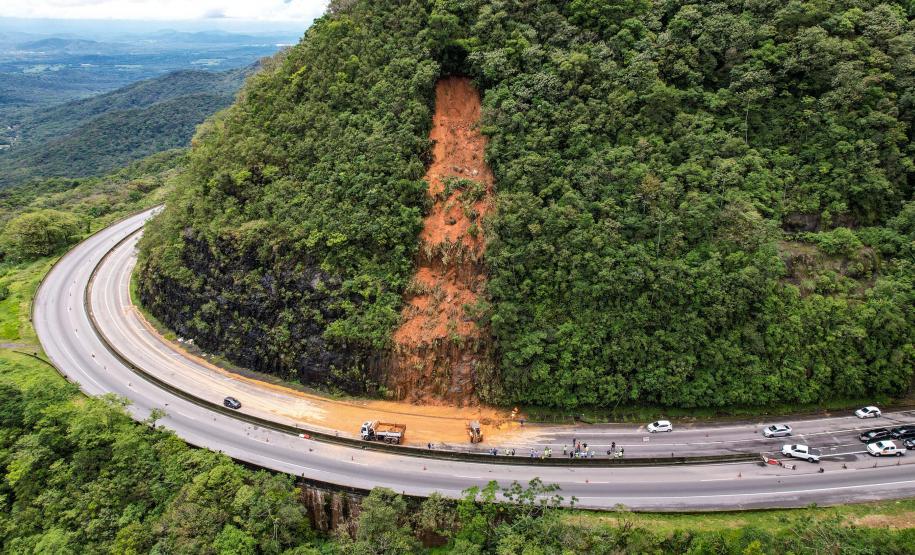 Deslizamento de terra na BR-277 Litoral