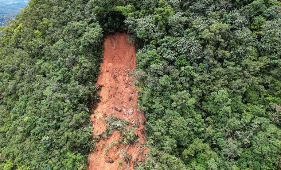 Deslizamento de terra na BR-277 Litoral