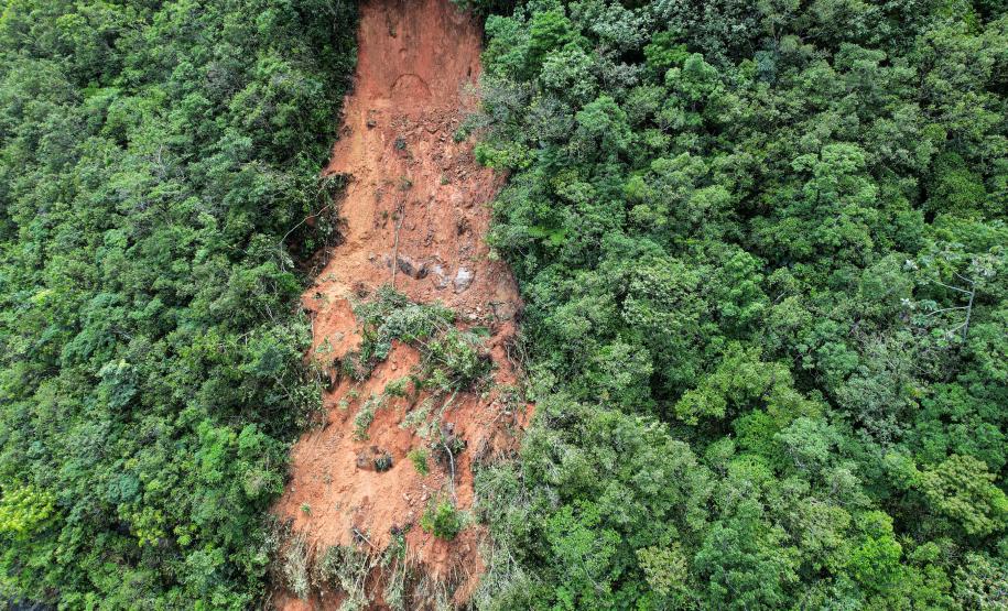 Deslizamento de terra na BR-277 Litoral