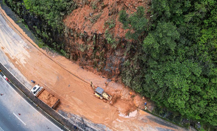 Deslizamento de terra na BR-277 Litoral