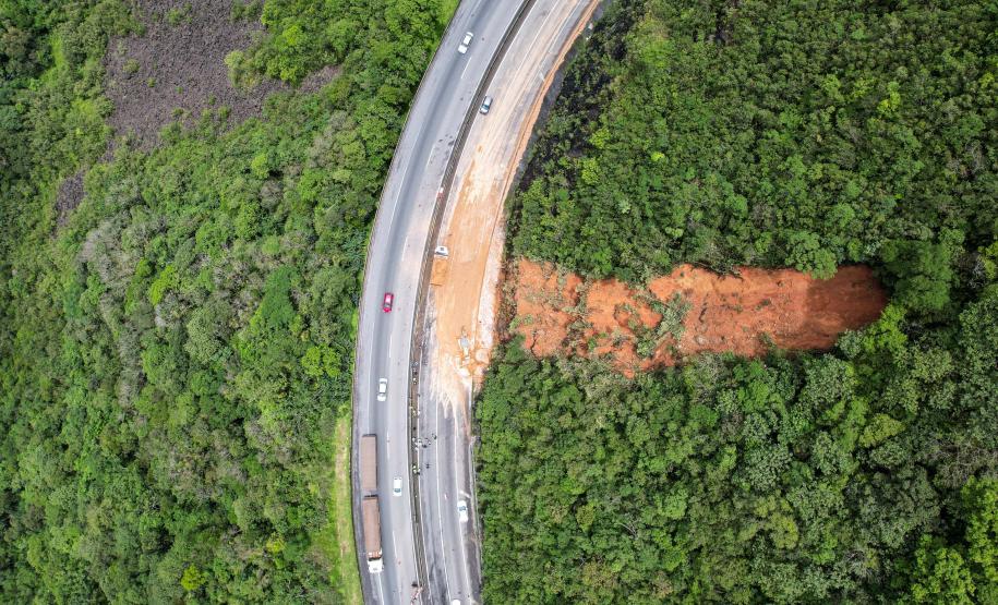 Deslizamento de terra na BR-277 Litoral