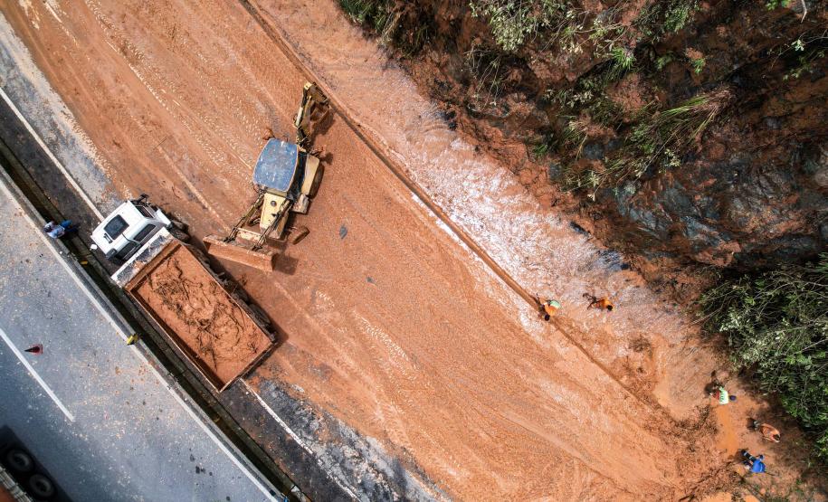 Deslizamento de terra na BR-277 Litoral