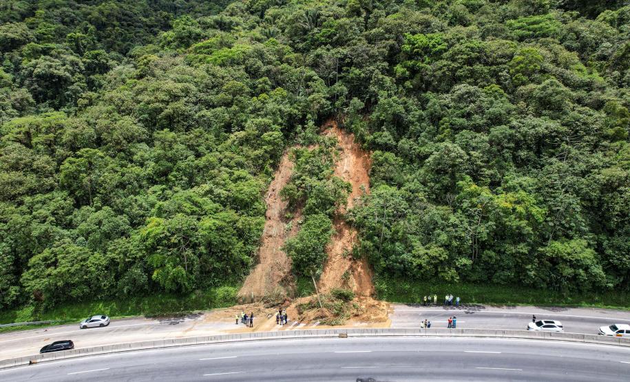 Deslizamento de terra na BR-277 Litoral