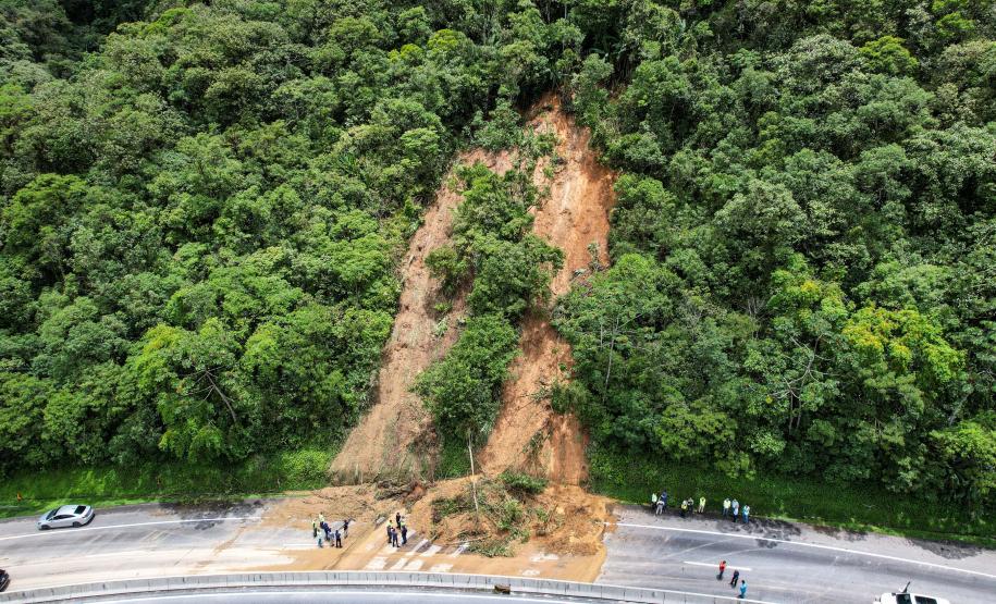 Deslizamento de terra na BR-277 Litoral