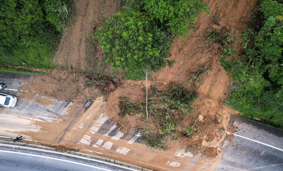 Deslizamento de terra na BR-277 Litoral