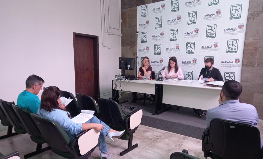 Abertura de envelopes no auditório do DER/PR em Curitiba