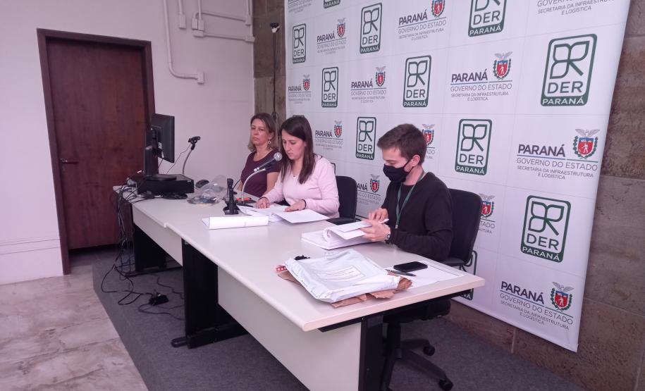 Abertura de envelopes no auditório do DER/PR em Curitiba