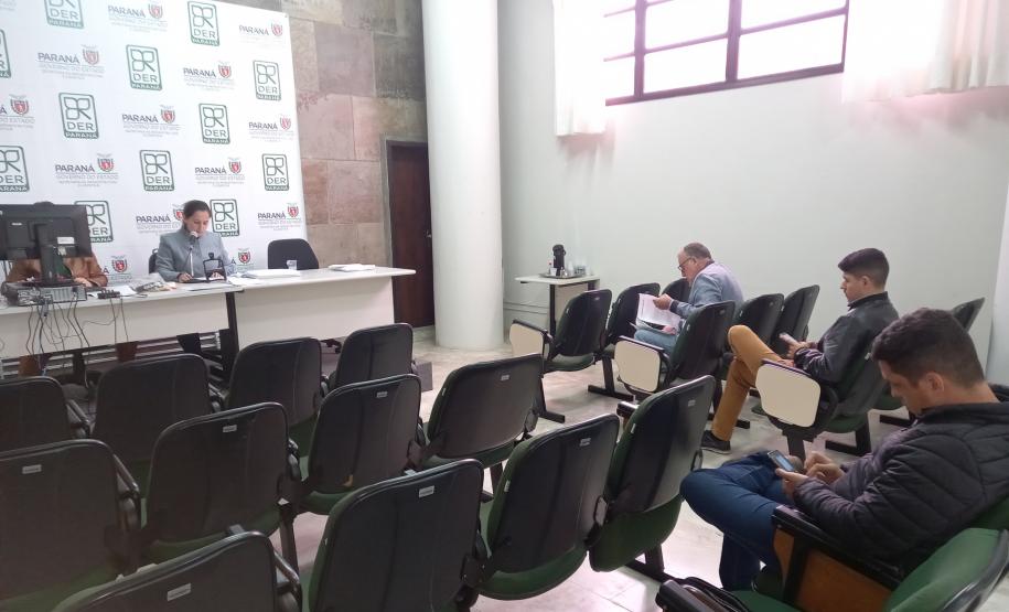Abertura de envelopes de preço no auditório do DER/PR em Curitiba