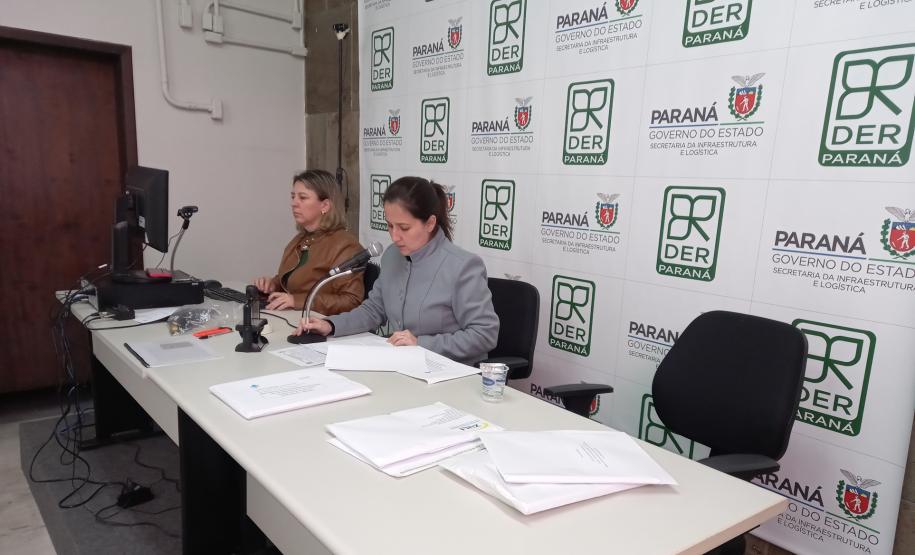 Abertura de envelopes de preço no auditório do DER/PR em Curitiba