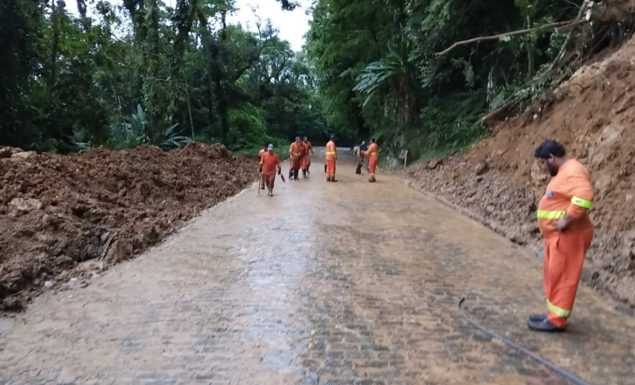 Serviços na Estrada da Graciosa km 12