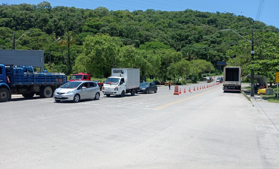 Veículos aguardando para embarcar no ferry boat