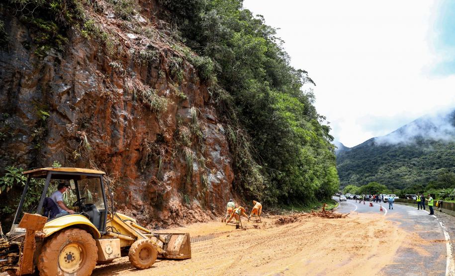 Deslizamento de terra na BR-277 Litoral