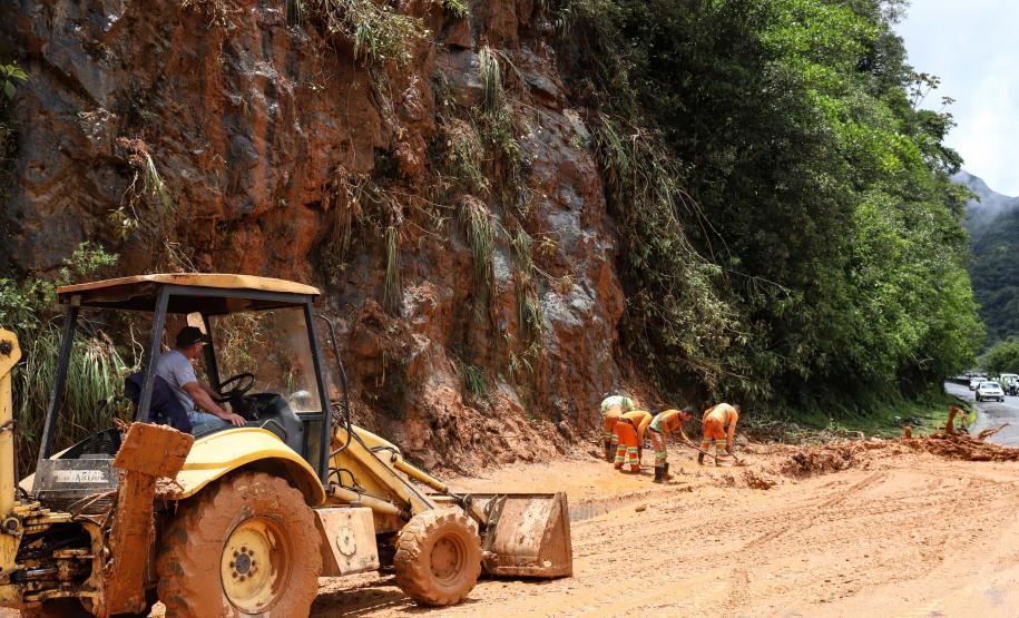 Deslizamento de terra na BR-277 Litoral