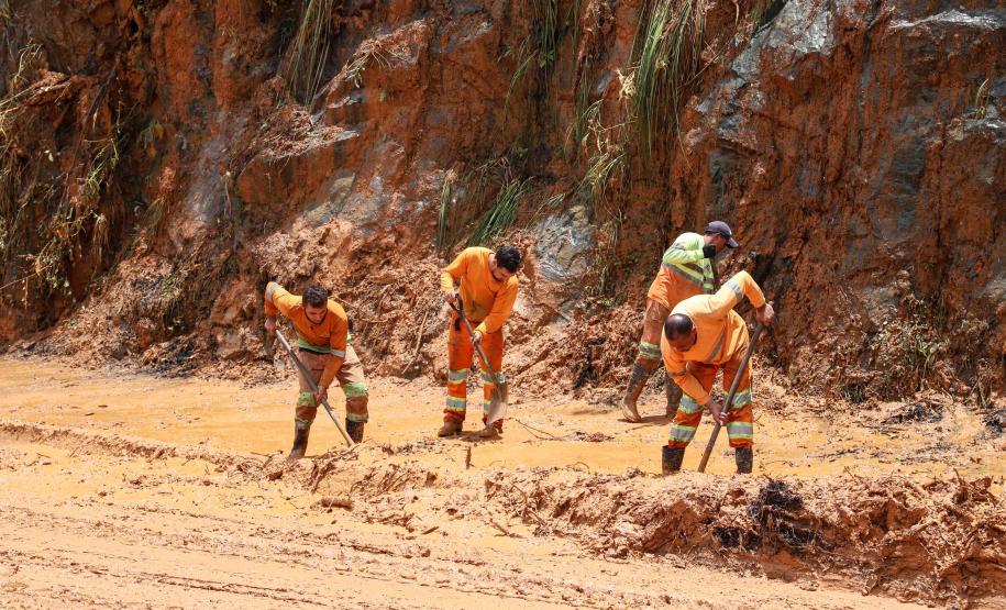 Deslizamento de terra na BR-277 Litoral