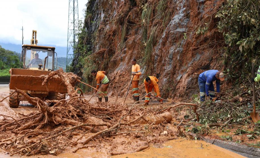 Deslizamento de terra na BR-277 Litoral
