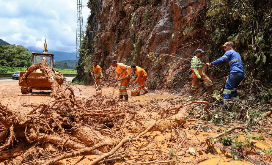 Deslizamento de terra na BR-277 Litoral
