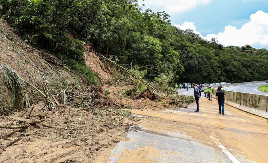 Deslizamento de terra na BR-277 Litoral